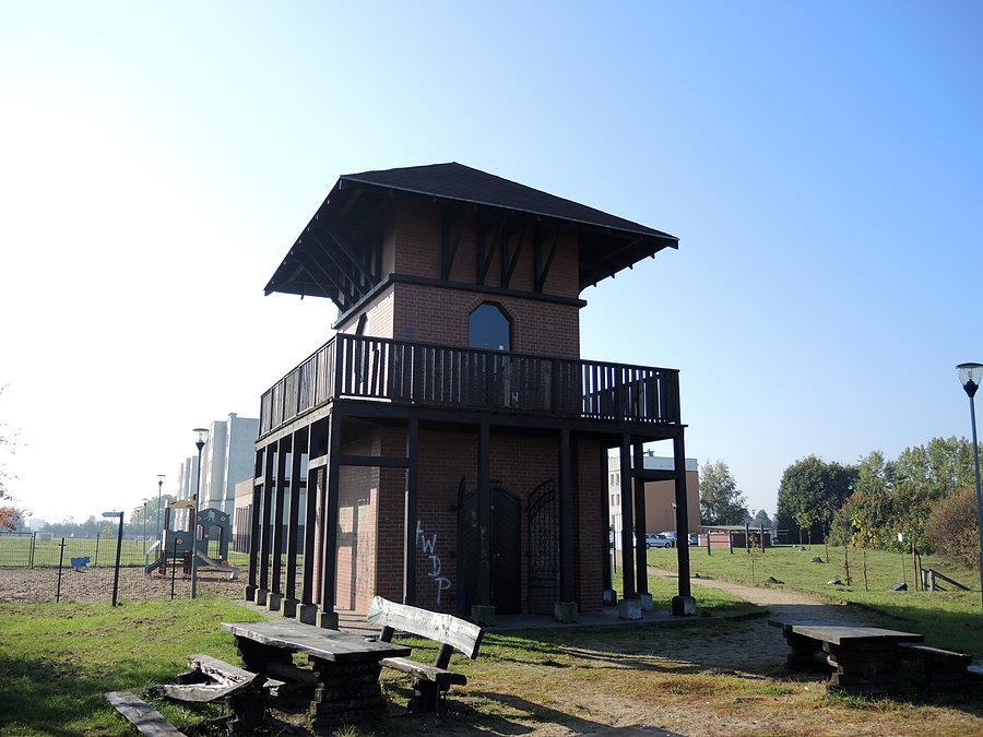 Widok na wieżę od strony wejścia