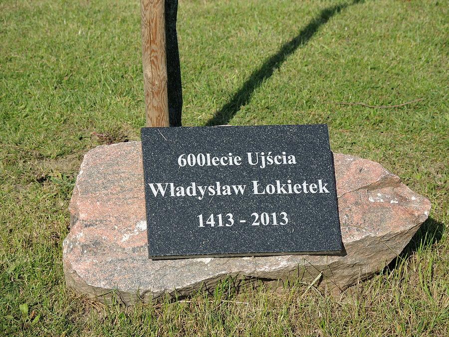 Tabliczka przy dębie