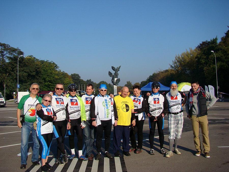 Piknik Rowerowy na Jasnych Błoniach - 04.10.2014 Wspólne zdjęcie - Szczecin Na Rowerach ( Aktywnie wspierajacy akcję NNT) , członkowie akcji NNT , po lewej stronie członek Samej Ramy Police , po prawej pomysłodawca cyklu imprez "Rowerowe Podr
