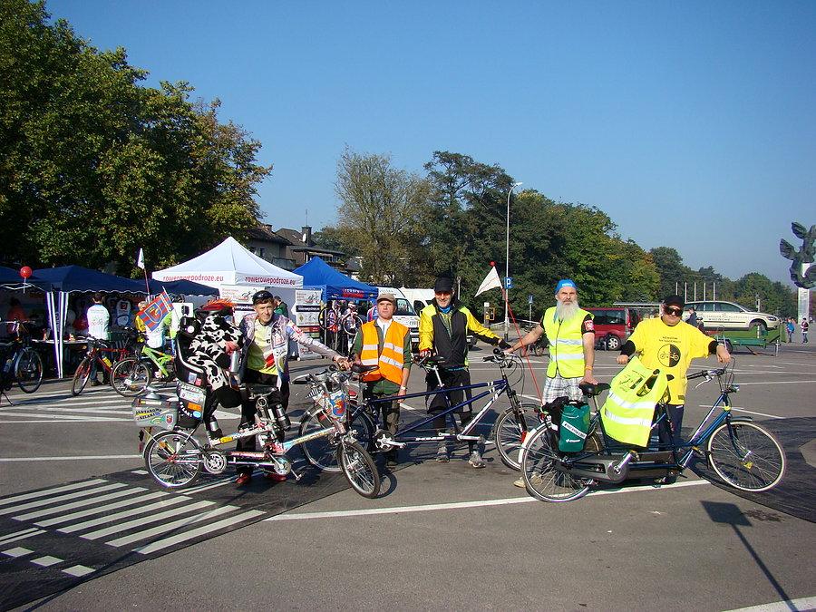 Piknik Rowerowy na Jasnych Błoniach - 04.10.2014 Wspólne zdjęcie trzech tandemów na pikniku