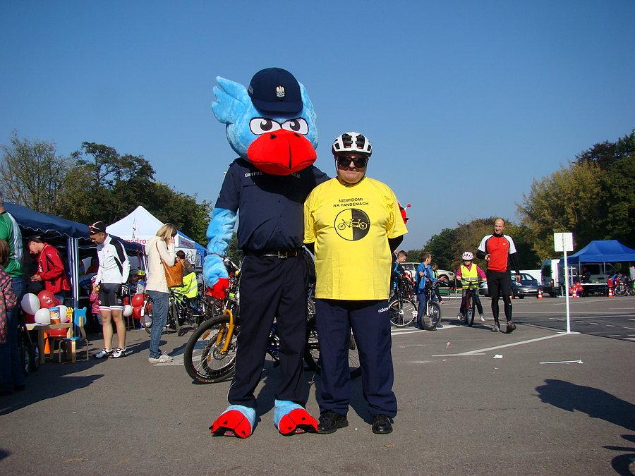Piknik Rowerowy na Jasnych Błoniach - 04.10.2014 Aleksander w objęciach "Gryfusia" maskotki szczecińskiej policji wspierającej wiele akcji , nie tylko rowerowych