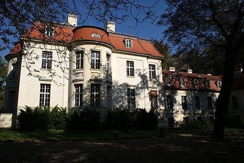 Wzniesiony w 1912r, dziś ma tu siedzibę Katedra Historii Sztuki UŁ