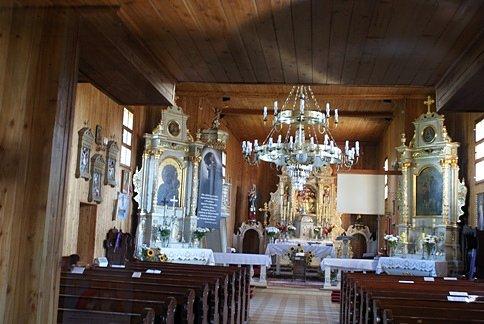 Wewnątrz są trzy ołtarze późnorenesansowe z początku XVII wieku