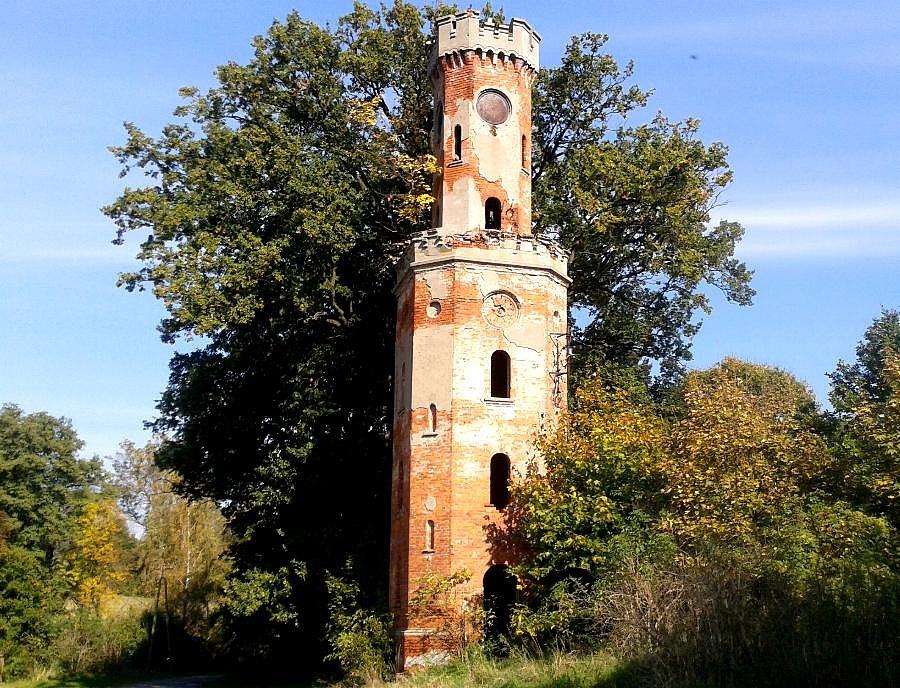 Wieża widokowa z XIX w., pozostałość po pałacu w Warszynie