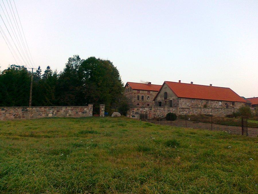 Okazałe budynki w takiej małej wsi. Okazuje się, że to budynki PGR
