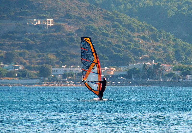 Surferzy na zatoce Kefalos – wyspa Kos