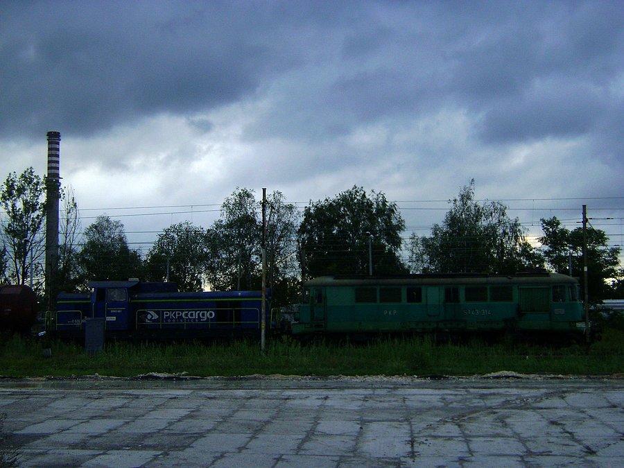 ST43-314+SM42-661 oczekują na wyjazd ze stacji Tomaszów Mazowiecki