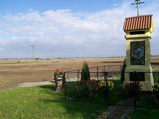 Kapliczka przed Bynowem, w cieniu, za to pola w pełnym wczesnojesiennym słońcu, a okolica pofałdowana!