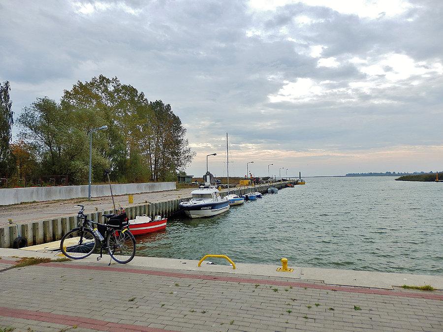 Wycieczka na Mierzeje Wiślaną. Port w Kątach Rybackich, nad Zalewem Wiślanym