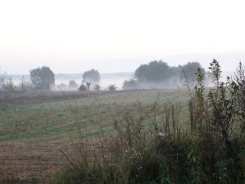 Poranne mgły snują się nad polami, słońce jeszcze nie wstało pozbawiając przyrodę intensywności barw.Za następne 5 km będzie już na niebie
