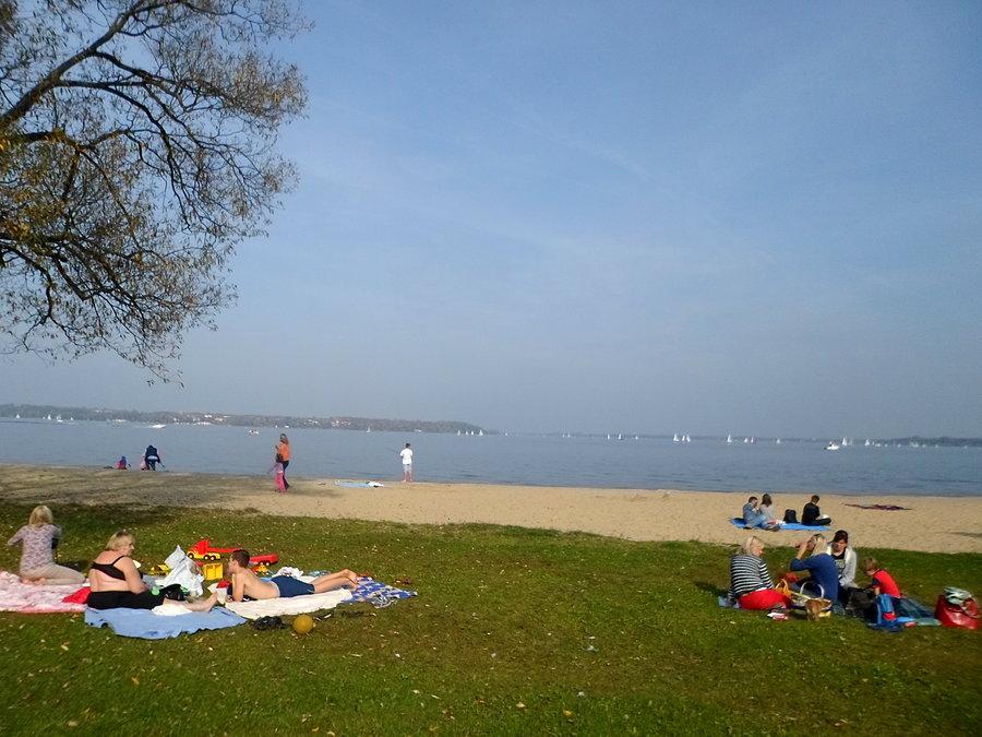 Październikowy plażing nad Zalewem Zegrzyńskim