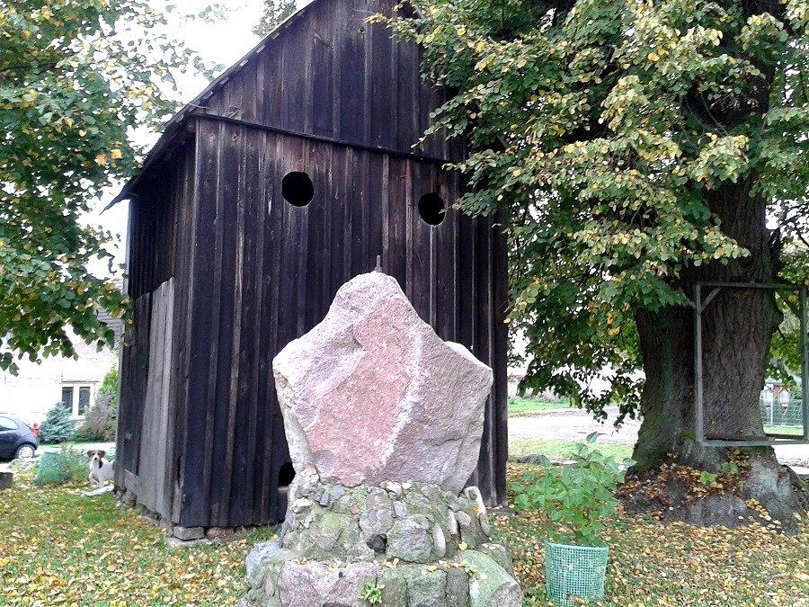 Kicko - pomnik poświęcony mieszkańcom wsi poległym w I wojnie światowej i dzwonnica