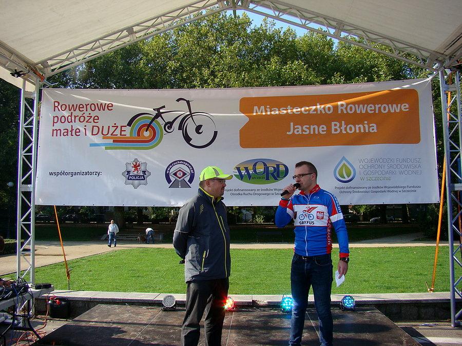 Piknik Rowerowy na Jasnych Błoniach - 04.10.2014 na scenie główny pomysłodawca imprezy p.Jarosław Łojko