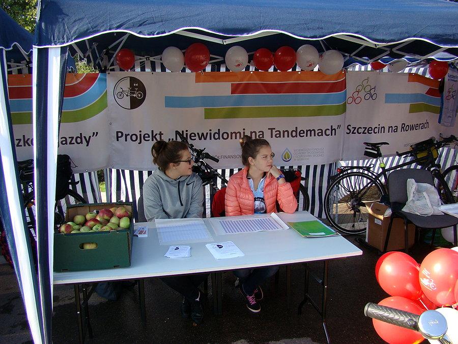 Piknik Rowerowy na Jasnych Błoniach - 04.10.2014 stoisko NiewidominaTandemach i wolontariuszki które nam pomagały