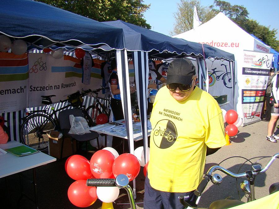 Piknik Rowerowy na Jasnych Błoniach - 04.10.2014 Aleksander przed stoiskiem NNT