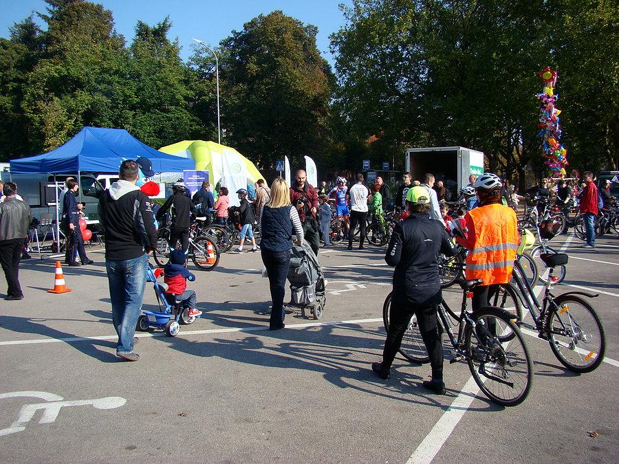 Piknik Rowerowy na Jasnych Błoniach - 04.10.2014 Kolejka do znakowania rowerów