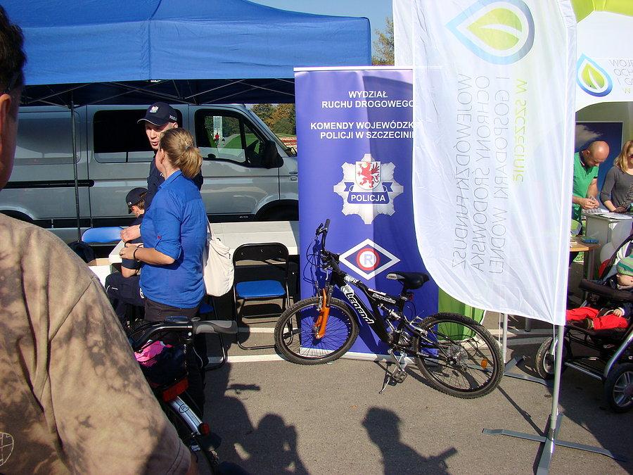 Piknik Rowerowy na Jasnych Błoniach - 04.10.2014 Policjanci znakują rowery wszystkim chętnym