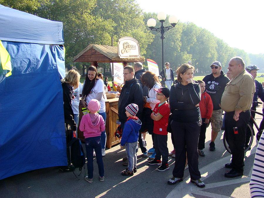 Piknik Rowerowy na Jasnych Błoniach - 04.10.2014 Namiot z prezentacją różnych form odblasków - promowanie jazdy z odblaskowymi elementami