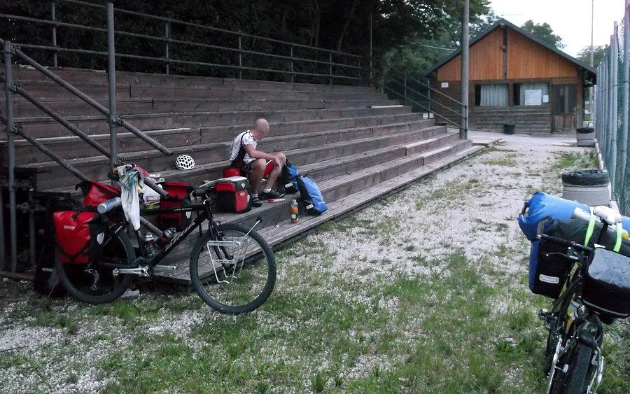 W Bes. Tu była kolacja, prysznic i rozbiliśmy namiocik po drugiej stronie