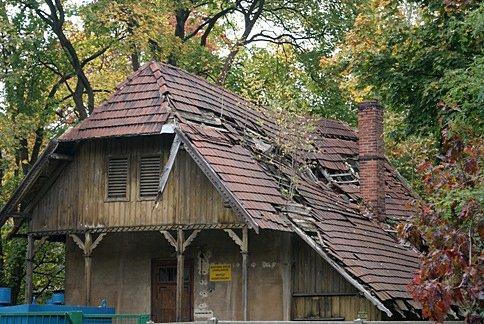 Zabytkowy budynek w pobliżu Lunaparku łódzkiego