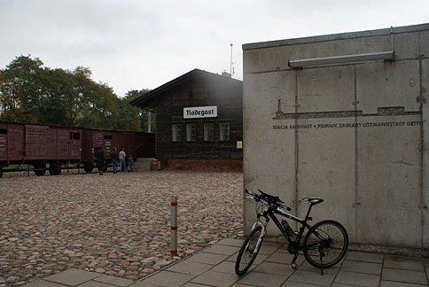 Przy pomniku zagłady Radegast