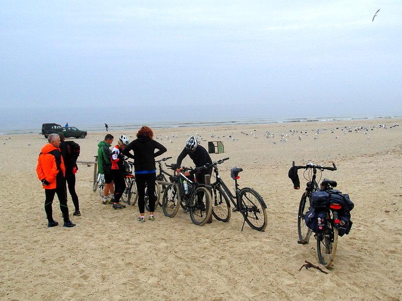 Rowerzyści na plaży w Jantarze