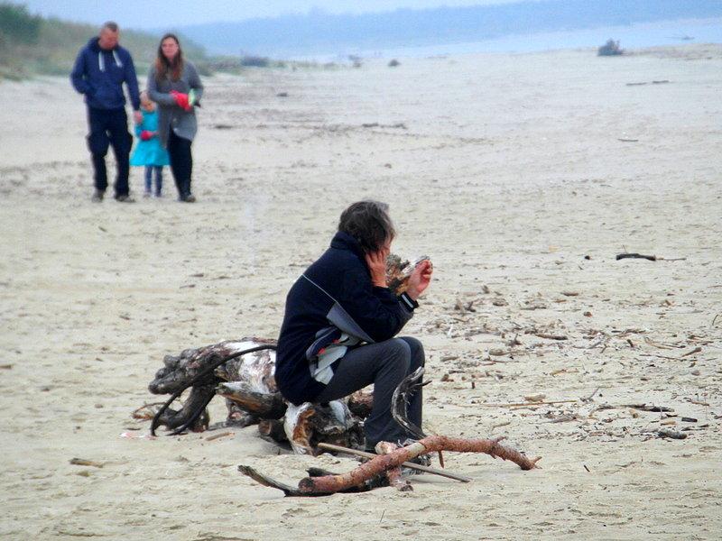Turyści na plaży w Jantarze