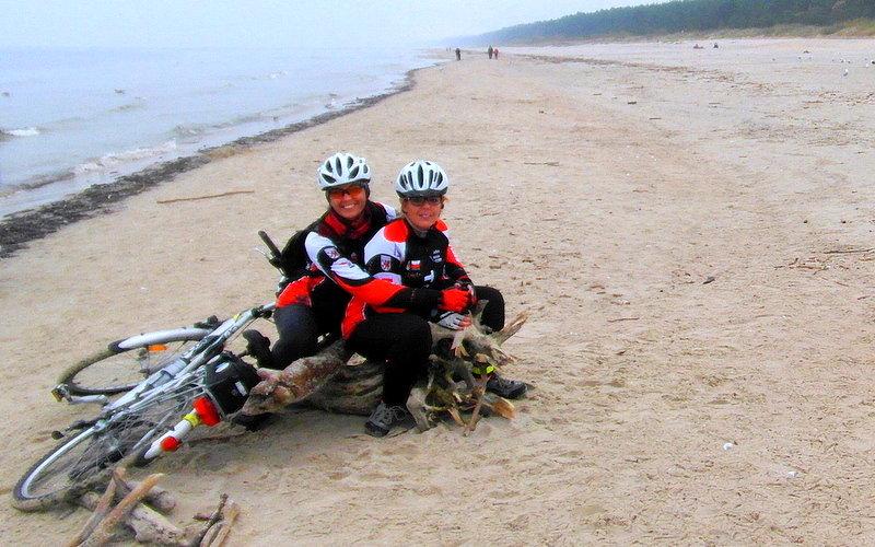 Ja i Kaśka na plaży w Jantarze