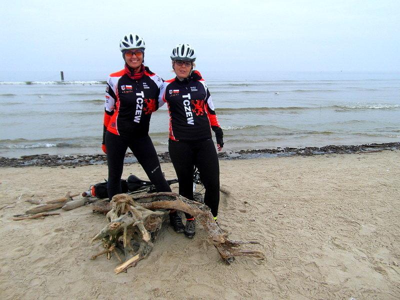 Ja i Kaśka na plaży w Jantarze