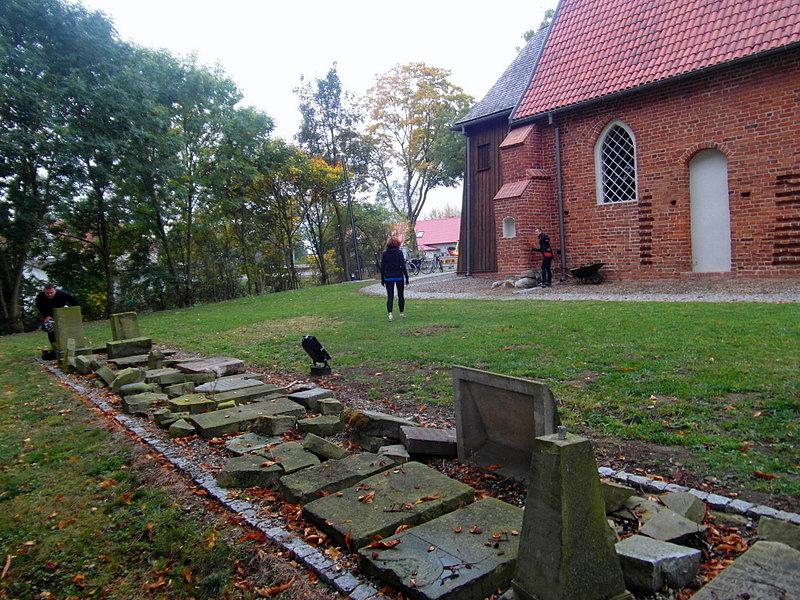 Mennonickie nagrobki przy kościele w Orłowie