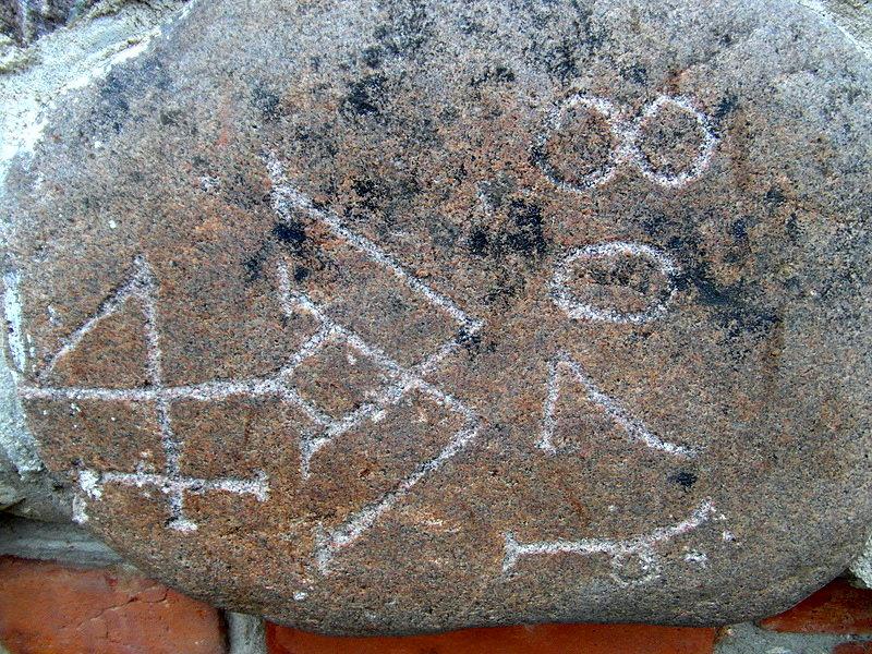 Kamienie nagrobne - jako fundament kościóła w Orłowie