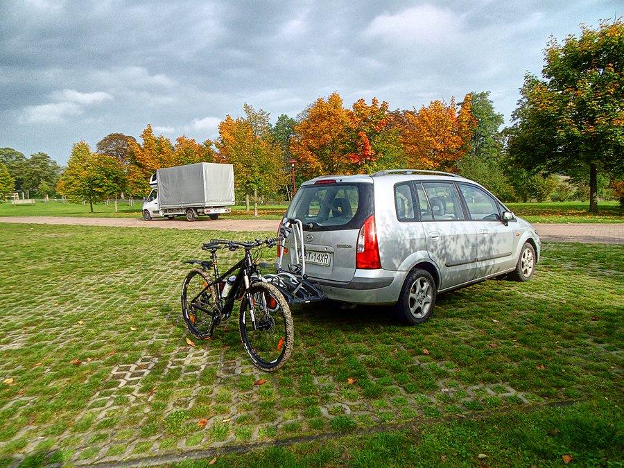 Czekam na Tunię na parkingu w Mescherin