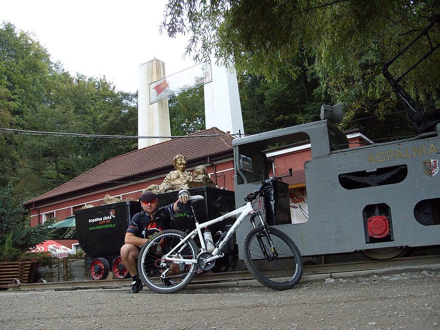 I jadąc tymi ścieżkami udaje mi się dojrzeć pociąg z forsą, wróć ze złotem i jakimś małym Goblinem, który dostaje pstryczka w czapę a pociąg uprowadzam dalej. A że była to już późna godzina resztę Goblinów miało wolne ;)