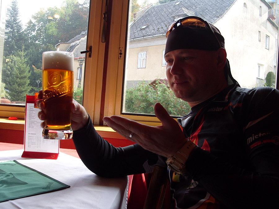 W Javorniku uderzamy do naszej znanej i lubianej knajpki, gdzie dzisiaj już nie wita nas Arabella tylko inna dziewczyna obsługująca, co nie wspomnę że całkiem, całkiem dziewczę ;))). Patrycja ja tego nie pisałem ;))