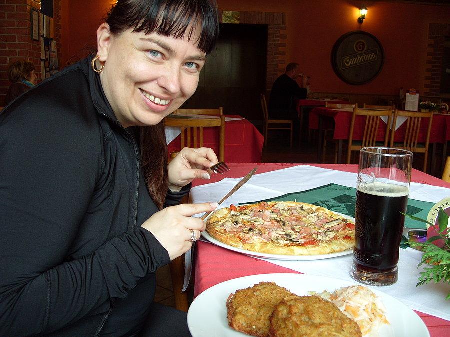 Jedzenie jednak jak zawsze w tej knajpce pyszne, choć zmartwiłem się strasznie bo z menu znikną mój pyszny placek po węgiersku, nie wiedzieć czemu, ale pocieszam się że to może tylko chwilowo i biorę pleśniowy ser, obsmażany ;)