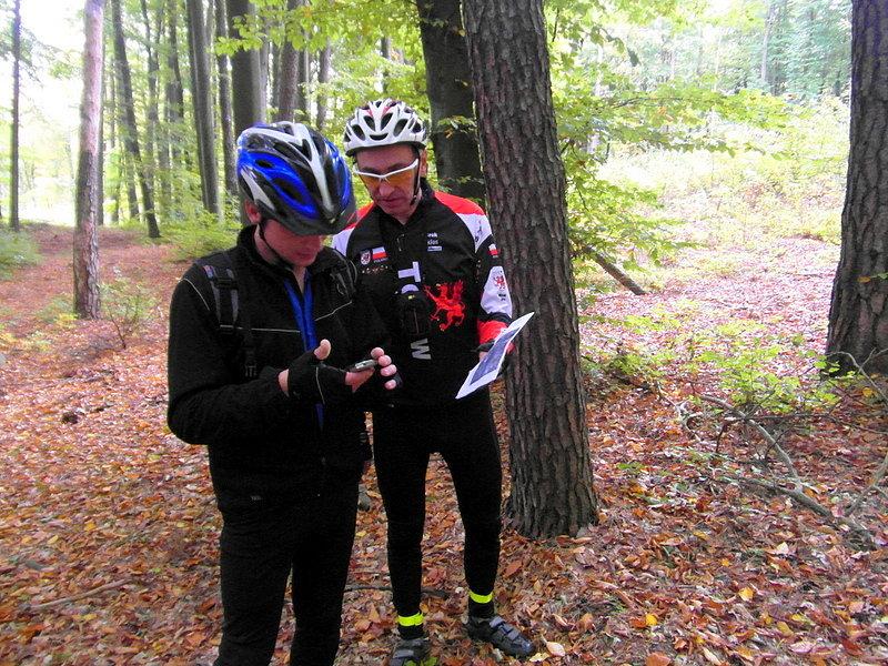 Chłopacy wbijają namiary gps