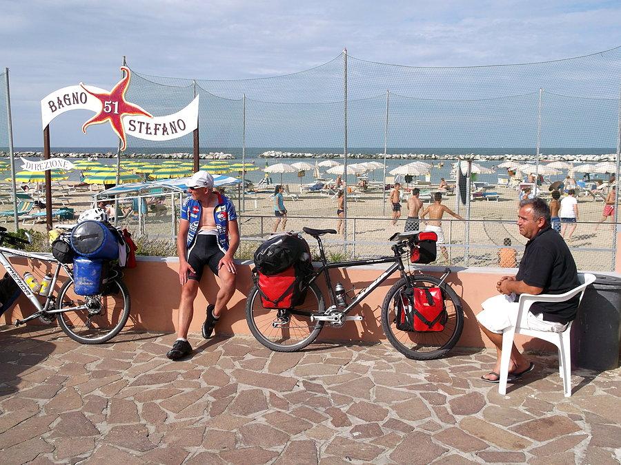 Pogaduszki z lokalesem. Tamtejsza plaża jest taka jak widać