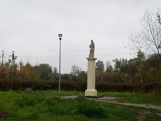 Żabieniec - Odnowiony postument z Nepomucenem,któremu huligani z racji ustronności miejsca byli urwali głowę