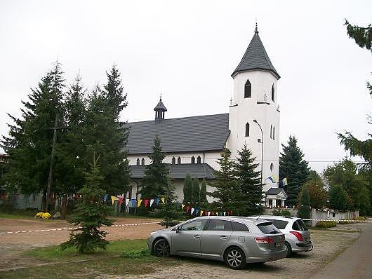 Kościół pw świętej Jadwigi w Żabieńcu widok od ulicy