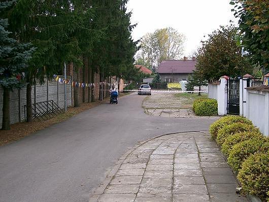 Przystrojony dojazd do kościoła