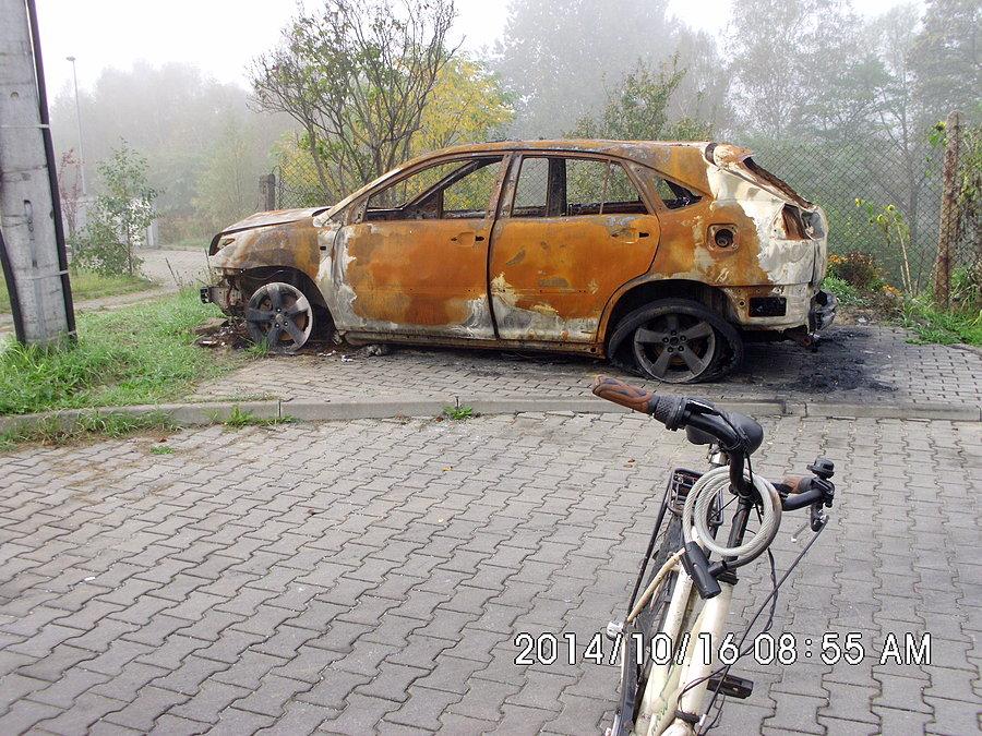 Ktoś spalił LEXUSA - zdjęcie zrobione na osiedlu pod Brzozami w Bobrku