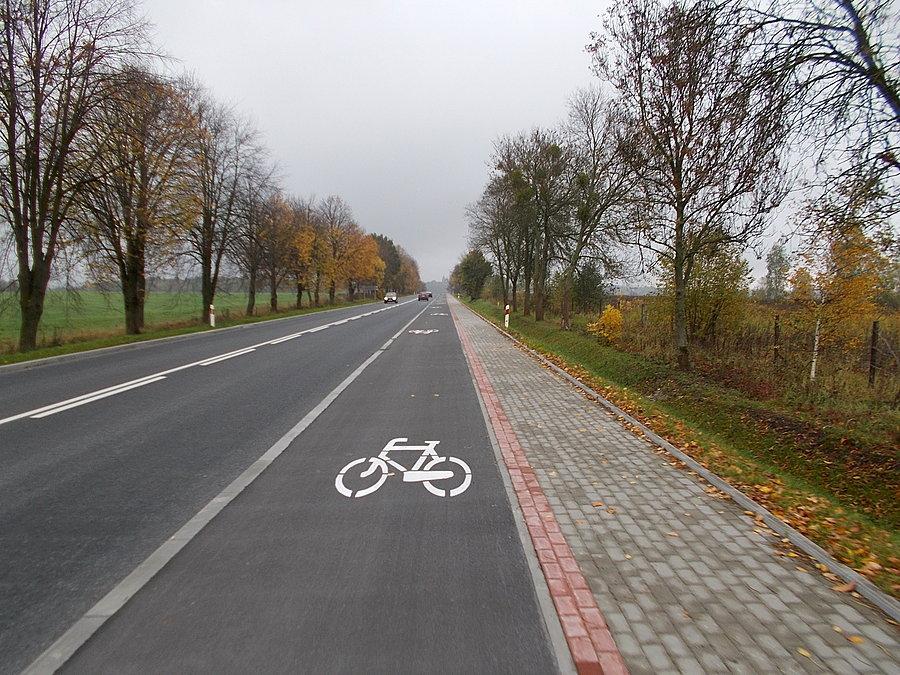 Droga rowerowa przed Pasłękiem - znaków poziomych nie żałowano