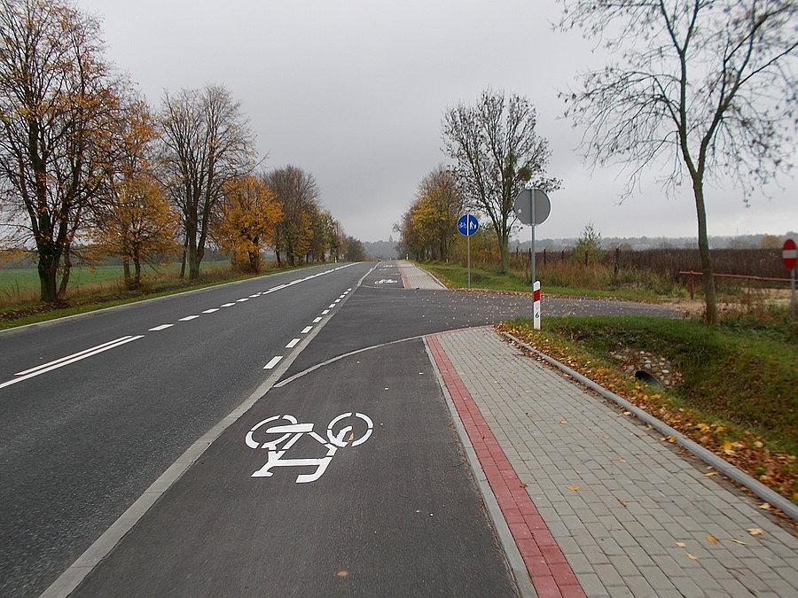 Droga rowerowa przed Pasłękiem - szkoda że nie jest zachowana ciągłość ddr na wyjazdach