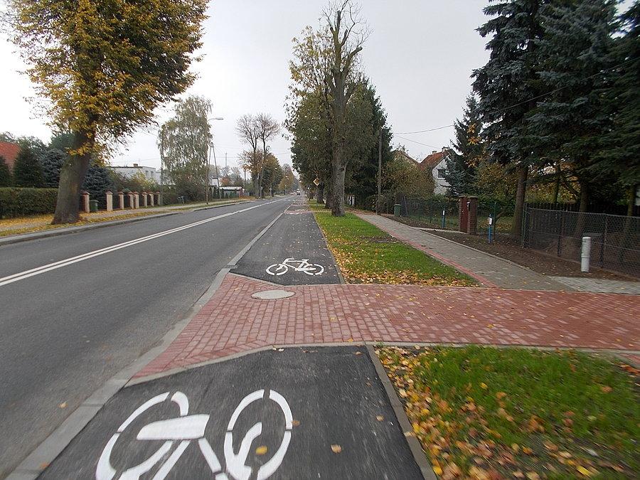 Droga rowerowa w Pasłęku - pojawia się polbruk i już nie jest tak dobrze