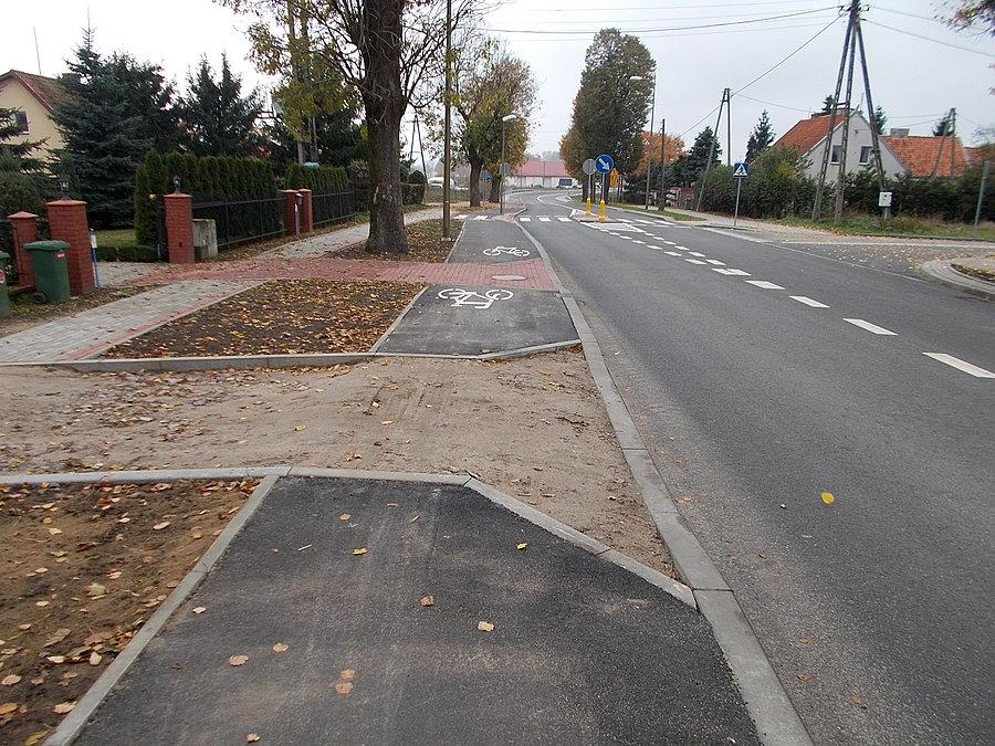 Droga rowerowa w Pasłęku - pożałowano nawet polbruku?