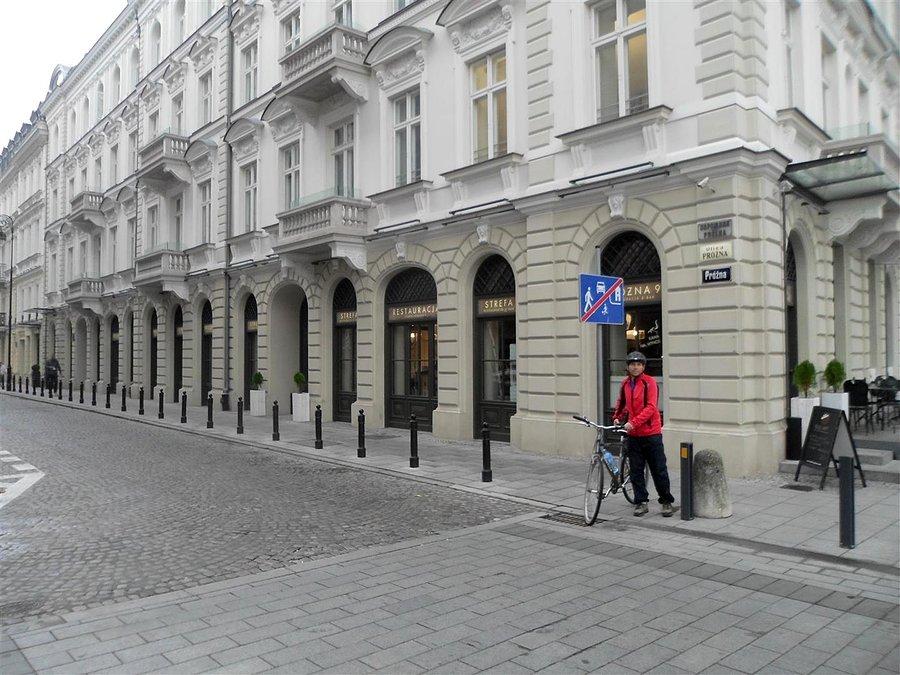 Zrewitalizowana płd strona ulicy Próżnej
