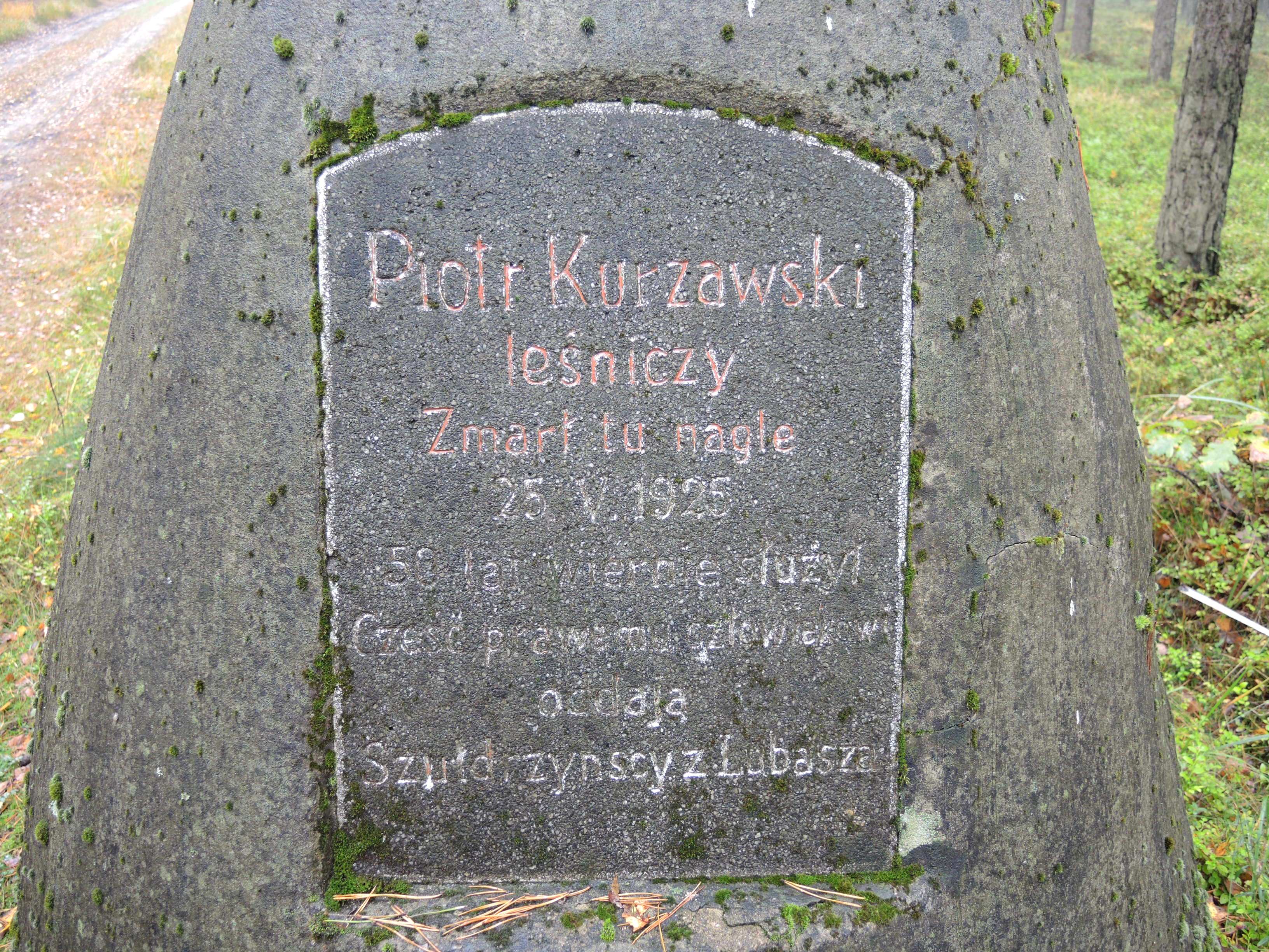 Zbliżenie na tablicę pomnika