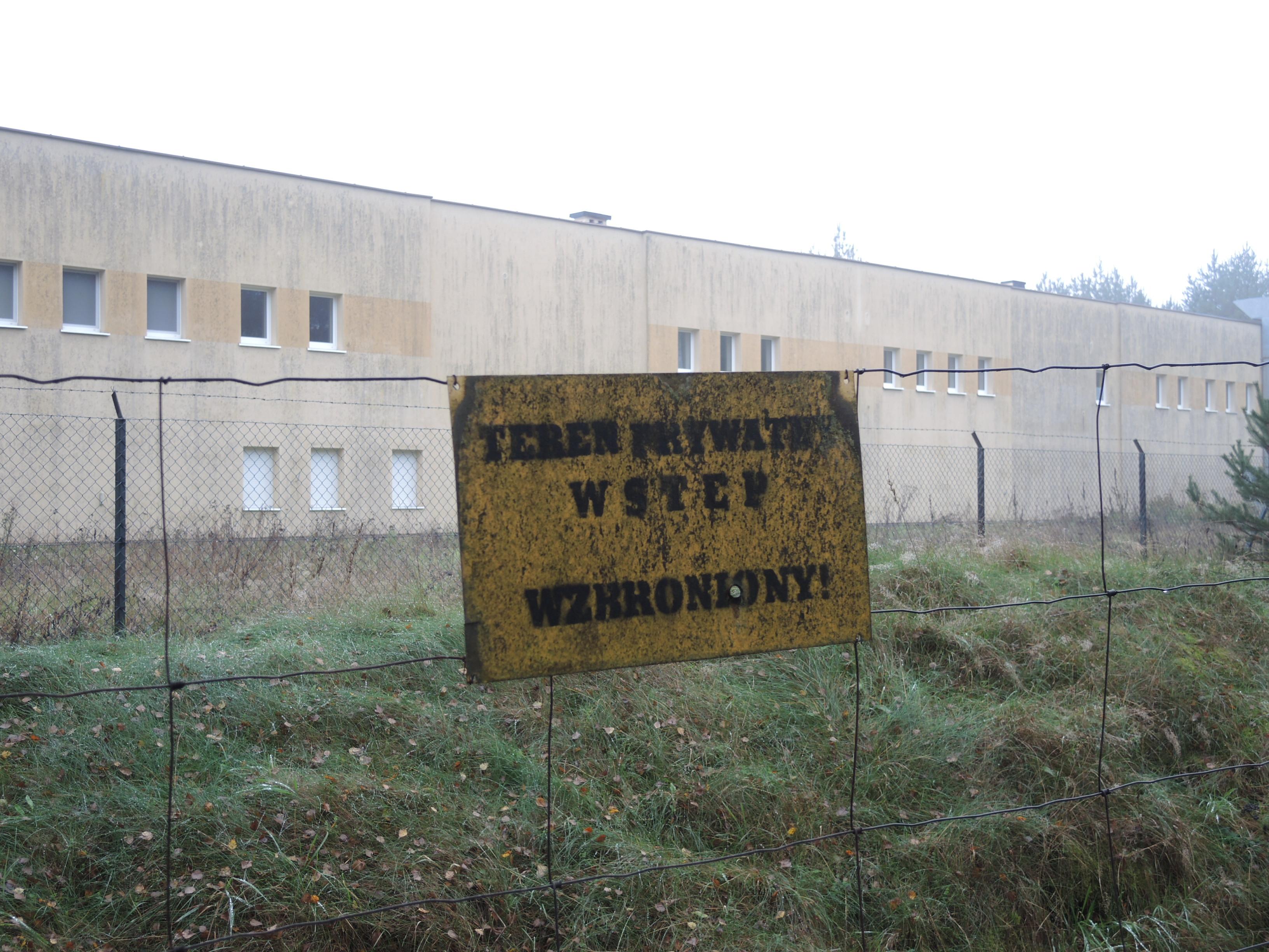 Przed ogrodzeniem niedoszłej Elektrowni Jądrowej WARTA w Klempiczu