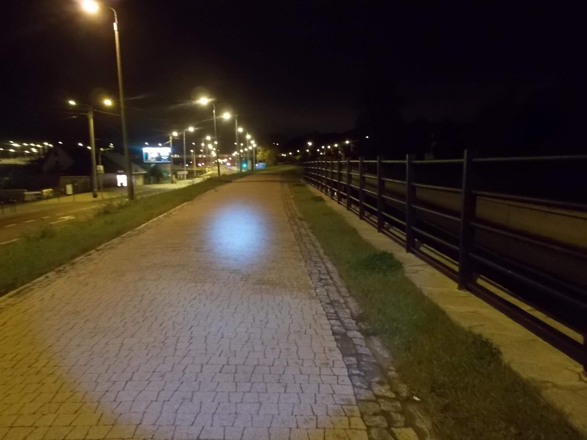 Nowa droga pieszo-rowerowa na wale Raduni między Gdańskim a Pruszczem Gdańskim