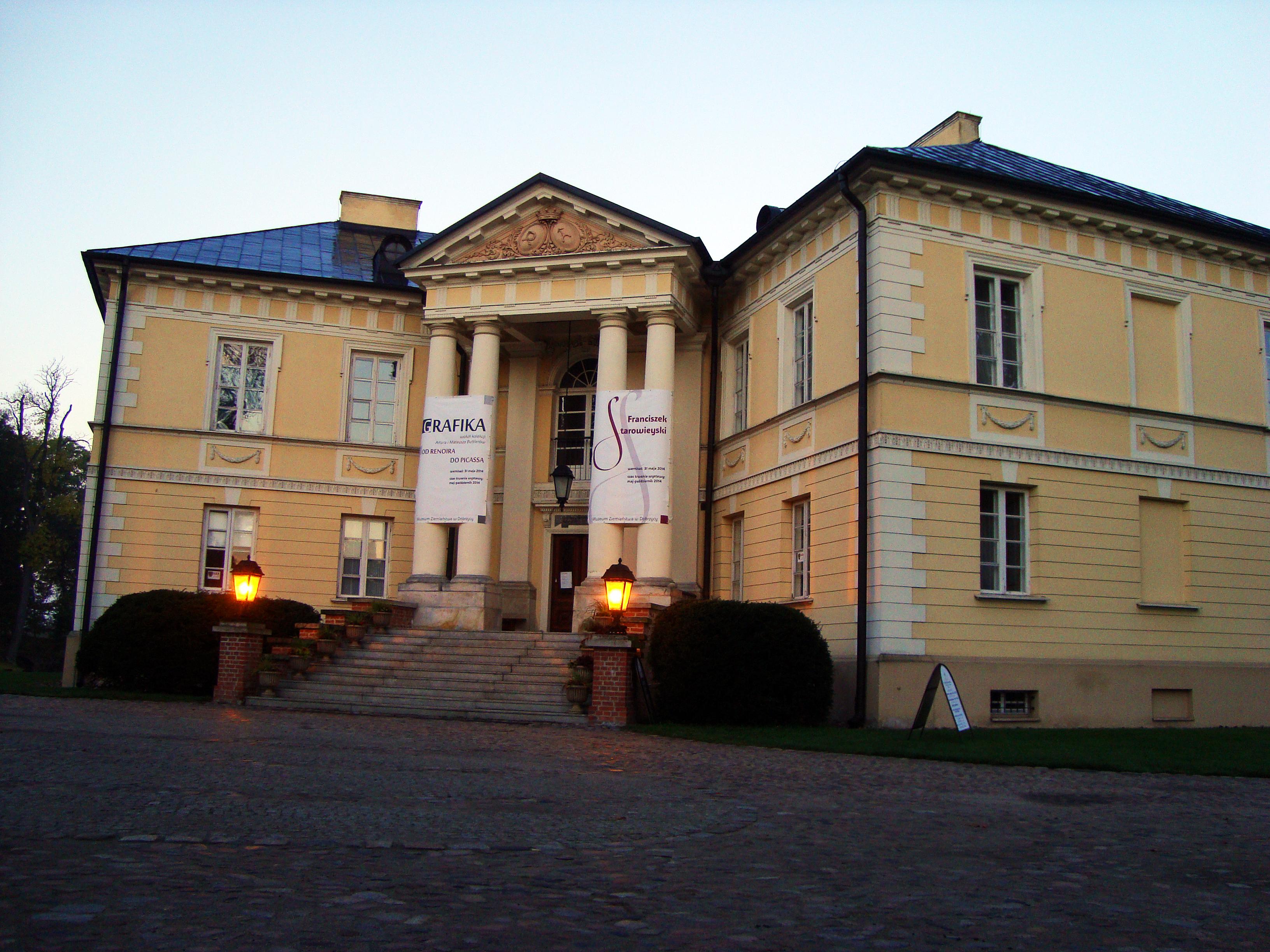 Pałac w Dobrzycy tym razem za dnia